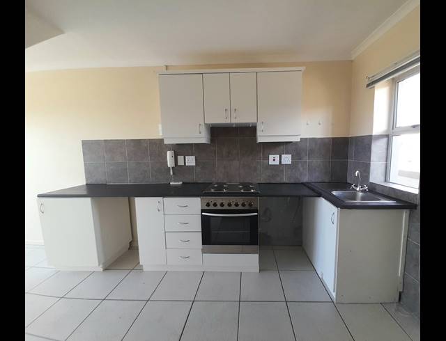 6 BEDROOM APARTMENT FOR SALE IN UITZICHT